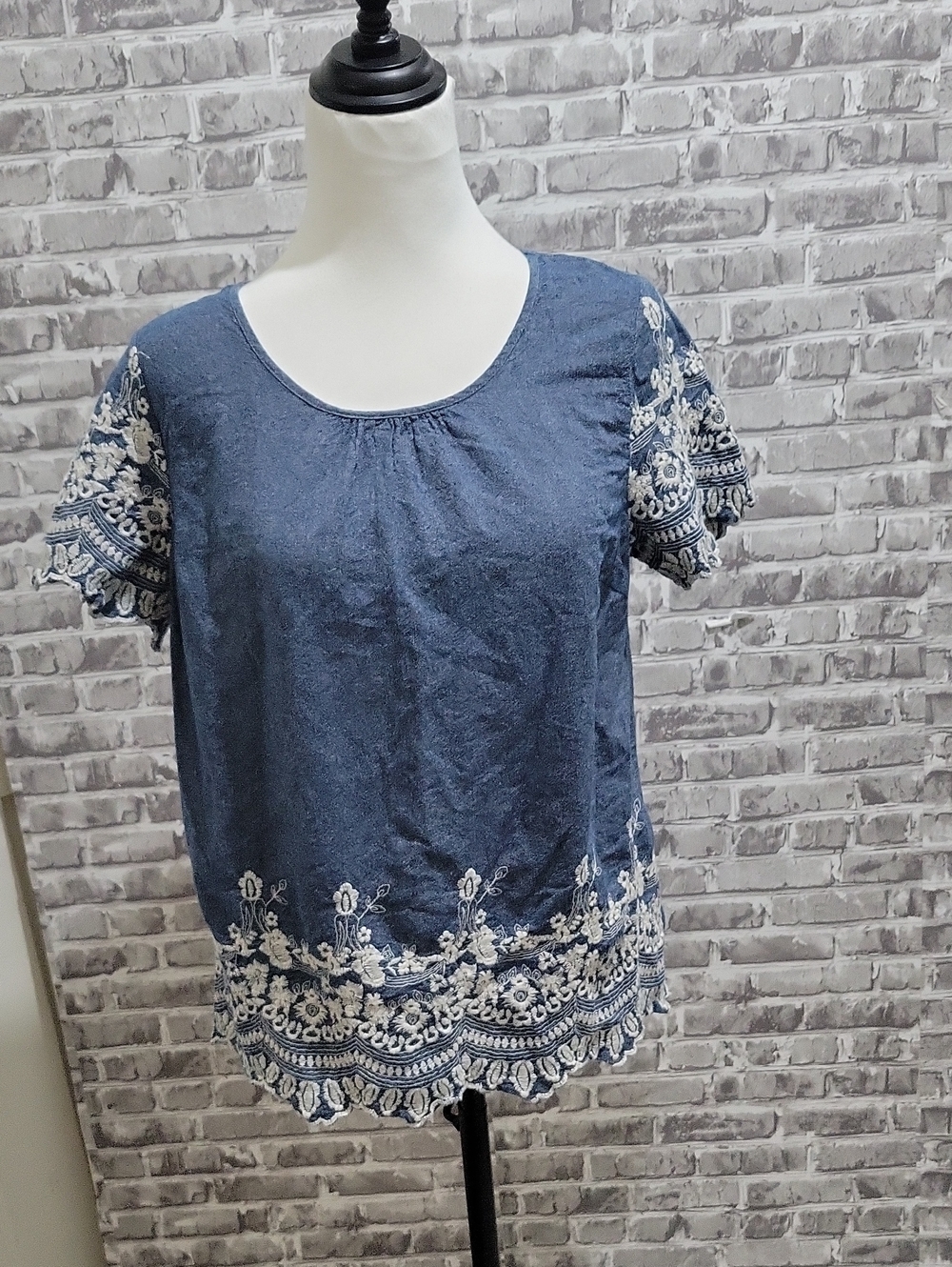 Crescent Dark Blue Chambray Embroidered Scoop Neck Blouse Size M